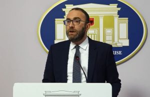 “Rama po bën “avokatinë e të pandehurës Balluku”, Bardhi: Pranoi se është palë në procesin gjyqësor të saj, njësoj si në aferën e Tunelit të Llogarasë