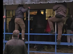 Zgjedhjet lokale në Serbi: Qytetarë e anëtarë të partisë së Vuçiq përfshihen në dhunë para qendrës së votimit