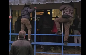 Zgjedhjet lokale në Serbi: Qytetarë e anëtarë të partisë së Vuçiq përfshihen në dhunë para qendrës së votimit