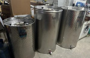 Peqin/ I vjedhin vaj ulliri dhe raki nga magazina, 75-vjeçari kallëzon në polici