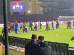 Vlorë, tifozët vendas futen në fushë dhe përplasen me lojtarët miq gjatë ndeshjes Flamurtari–Teuta
