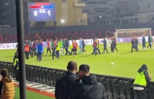 Vlorë, tifozët vendas futen në fushë dhe përplasen me lojtarët miq gjatë ndeshjes Flamurtari–Teuta