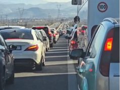 Radhë kilometrike në aksin Tiranë–Elbasan, Google Maps sugjeron rrugën e vjetër të Krrabës si zgjedhjen më të mirë