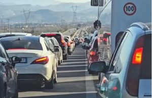 Radhë kilometrike në aksin Tiranë–Elbasan, Google Maps sugjeron rrugën e vjetër të Krrabës si zgjedhjen më të mirë