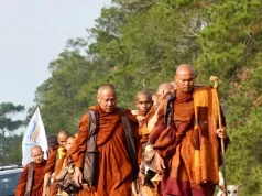 Në marshim për paqen: qeni Aloka bashkohet me murgjit budistë në një udhëtim nëpër SHBA