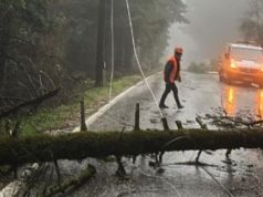 Moti i keq godet vendin: Pezullohet lundrimi në Durrës, probleme në Gjirokastër dhe bllokohet rruga e Llogarasë
