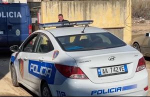 E merr uji. Humb jetën 44-vjeçarja në Zall Bastar duke kaluar lumin