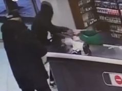 Grabitje me thikë në Yzberisht, plagoset lehtë arkëtarja e një marketi