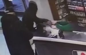 Grabitje me thikë në Yzberisht, plagoset lehtë arkëtarja e një marketi