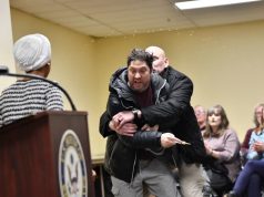 Qytetari i hedh uthull molle kongresistes amerikane