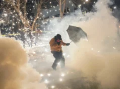 Agjenti i ICE qëllon në këmbë një burrë në Minneapolis pas një përplasjeje