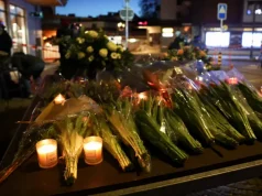 Qirinj dhe lule në Crans-Montana, homazhe për viktimat e zjarrit