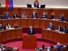 Berisha në Kuvend: “Palloshi i Belindës i jep nuanca kësaj seance. Çfarë do thoni kur Lubia ta marrë me vete?”