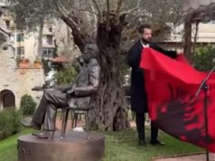 Shtatore bronzi në nderim të Ismail Kadaresë, vendoset në kafenenë e tij të preferuar në Tiranë