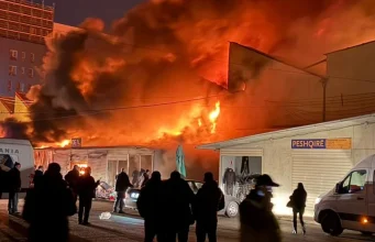 Zjarri në tregun e ish-Uzinës Dinamo, Policia: Shkak një shkëndijë elektrike aksidentale