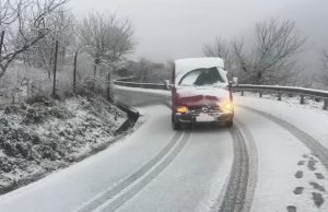 Reshje dëbore në Dibër, policia apel drejtuesve për kujdes: Ja situata në akset rrugore