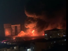 PAMJE/ Përfshihet nga flakët tregu i rrobave në lagjen “5 Maji” në Tiranë