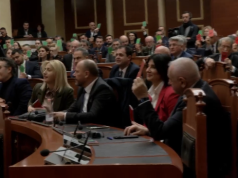 Opozita, karton të kuq për hedhjen e “Bordit të Paqes” në votim/ Berisha në Kuvend: “A jeni gati që Ramaduro t’ia transferojë kompetencat Lubi Ballukut?”