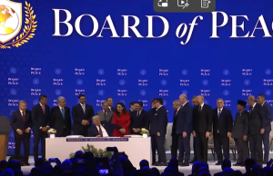 Video/ Presidentja e Kosovës firmos Kartën e Bordit të Paqes në Shtëpinë e Bardhë në ceremoninë e konstituimit në Davos