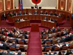 Nis në Tiranë seanca për ratifikimin e pjesëmarrjes së Shqipërisë në Bordin e Paqes, Rama në sallë ndërsa opozita kërkon llogari: “Pse nuk është sot në Davos?”