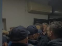 Tensione në Komisariatin Nr. 1, përplasje mes deputetëve të PD-së dhe policisë, ndërhyn “Shqiponja”