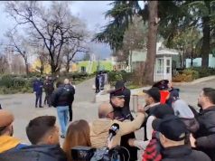 Lapaj: Civilë me kapuç fotografonin qytetarët për t’i intimiduar gjatë protestës