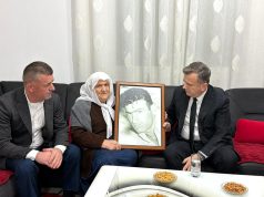 21 Janari, Balla vizitë te nëna e Hekuran Dedës: Jeton me shpresën se drejtësia do të arrijë t’i tregojë se me urdhër të kujt u vra djali i saj