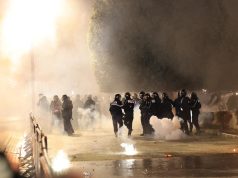 Protestuesit hodhën molotov dhe sende të forta drejt Kryeministrisë, lëndohen 5 efektivë policie