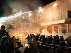 Policia shpërndan turmën me ujë dhe gaz lotsjellës si te kryeministria ashtu dhe te kuvendi