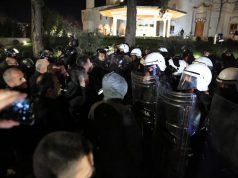 Protesta e 24 janarit në Tiranë / Policia flet për molotovë dhe 11 efektivë të dëmtuar, Berisha: Arrestime politike dhe dhunë ndaj protestuesve