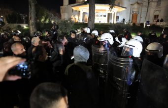 Protesta e 24 janarit në Tiranë / Policia flet për molotovë dhe 11 efektivë të dëmtuar, Berisha: Arrestime politike dhe dhunë ndaj protestuesve