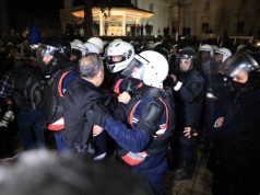 Tensione para Kuvendit, deputeti Luçiano Boçi përplaset me policinë