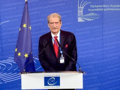 Berisha në Strasburg: “Narkoshteti i Ramës rrezikon sigurinë e Europës” – Kritika të forta edhe ndaj raportit për ‘terapinë konvertuese’