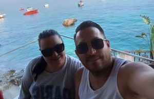 FOTO/ “Agjentët e rremë” në pranga – Çifti dyshohet se mashtroi qytetarët me apartamente fantazmë, mbi 300 mijë euro dëm