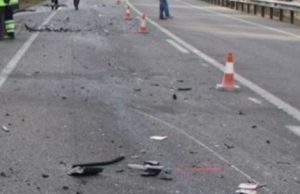 Makina përplas për vdekje të miturin në aksin Korçë-Ersekë, para syve të nënës