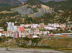Gramshalinjtë u zunë me thika, policia zbardh ngjarjen dhe arreston babë e bir