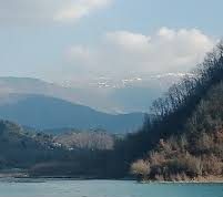 E merr uji. Humb jetën 44-vjeçarja në Zall Bastar duke kaluar lumin