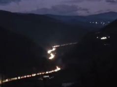 Situatë kaotike prej mbi 12 orësh në aksin Prrenjas–Elbasan, mijëra automjete të bllokuara nën temperatura nën zero