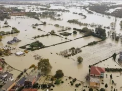 Çfarë po ndodh nëpër Shqipëri: qytete nën ujë, rrugë të bllokuara dhe qindra të evakuuar