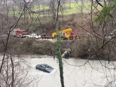 Makina përfundon në përrua në Klos, zhduken personat që ishin brenda