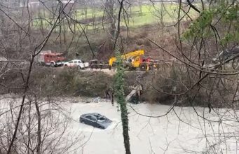 Makina përfundon në përrua në Klos, shoferi është gjallë dhe u arrestua, por nuk gjendet pasagjeri