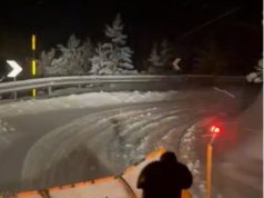 Bora dhe akulli bllokojnë mbi 200 mjete në malësinë e Koplikut, dhjetëra familje të izoluara mes tyre edhe fëmijë