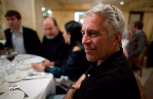 TË PASUR DHE PERVERSË/ Ata që festuan me Epstein mund të mos kenë përgjegjësi penale. Por sa prej tyre ishin moralisht bashkëfajtorë?