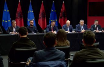 Shkumbini “gërryen” rrugën, zbulohet shkaku që paralizoi aksin Librazhd–Përrenjas