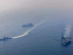 Aeroplanmbajtës dhe avionë luftarakë amerikanë të pozicionuar afër Iranit