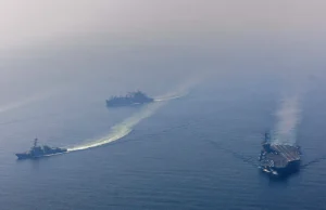 Aeroplanmbajtës dhe avionë luftarakë amerikanë të pozicionuar afër Iranit