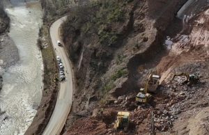 Bllokohet natën aksi Librazhd–Korçë. Qarkullimi ndalohet nga 3 deri më 5 shkurt në Dragostunjë, devijohet trafiku për mjetet e vogla