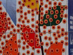 18-vjetori i Pavarësisë/ Udhëheqësit e Kosovës përkulen në Prekaz, NEWBORN mbulohet me 5000 emblema të UÇK-së