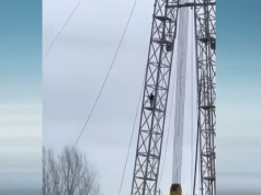 Gruaja hipën në kullë pas pushimit nga puna, protestë ekstreme në Kuçovë