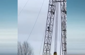 Gruaja hipën në kullë pas pushimit nga puna, protestë ekstreme në Kuçovë